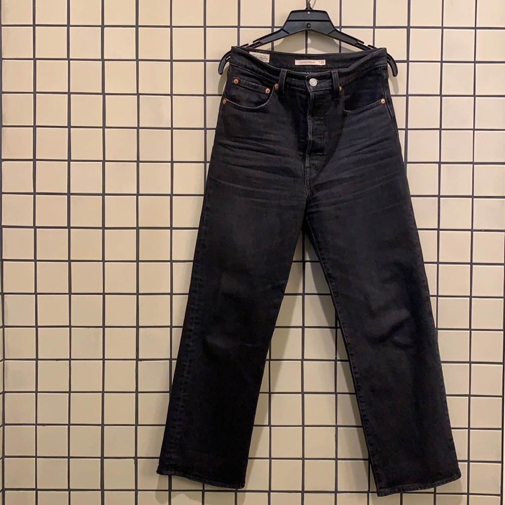 Levi’s Ribcage Straight jeans.